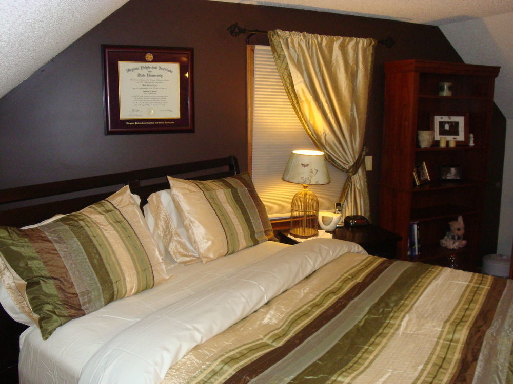 Blue Ridge Manor Bed And Breakfast Fancy Gap Room photo